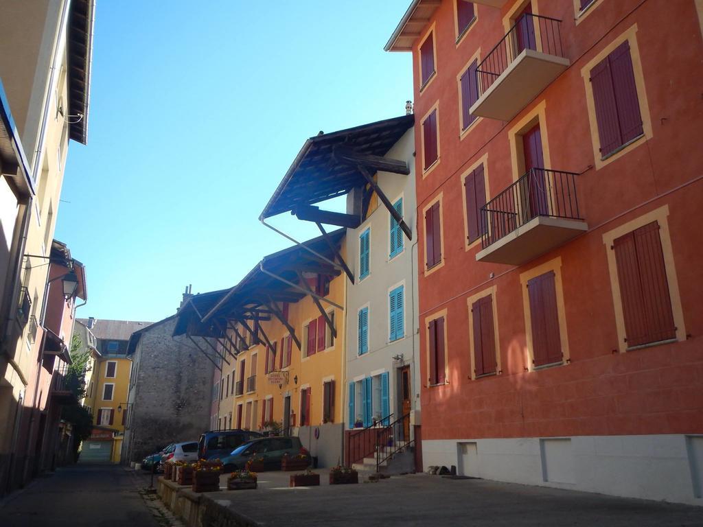Hotel Du Cheval Blanc Barcelonnette Exterior foto